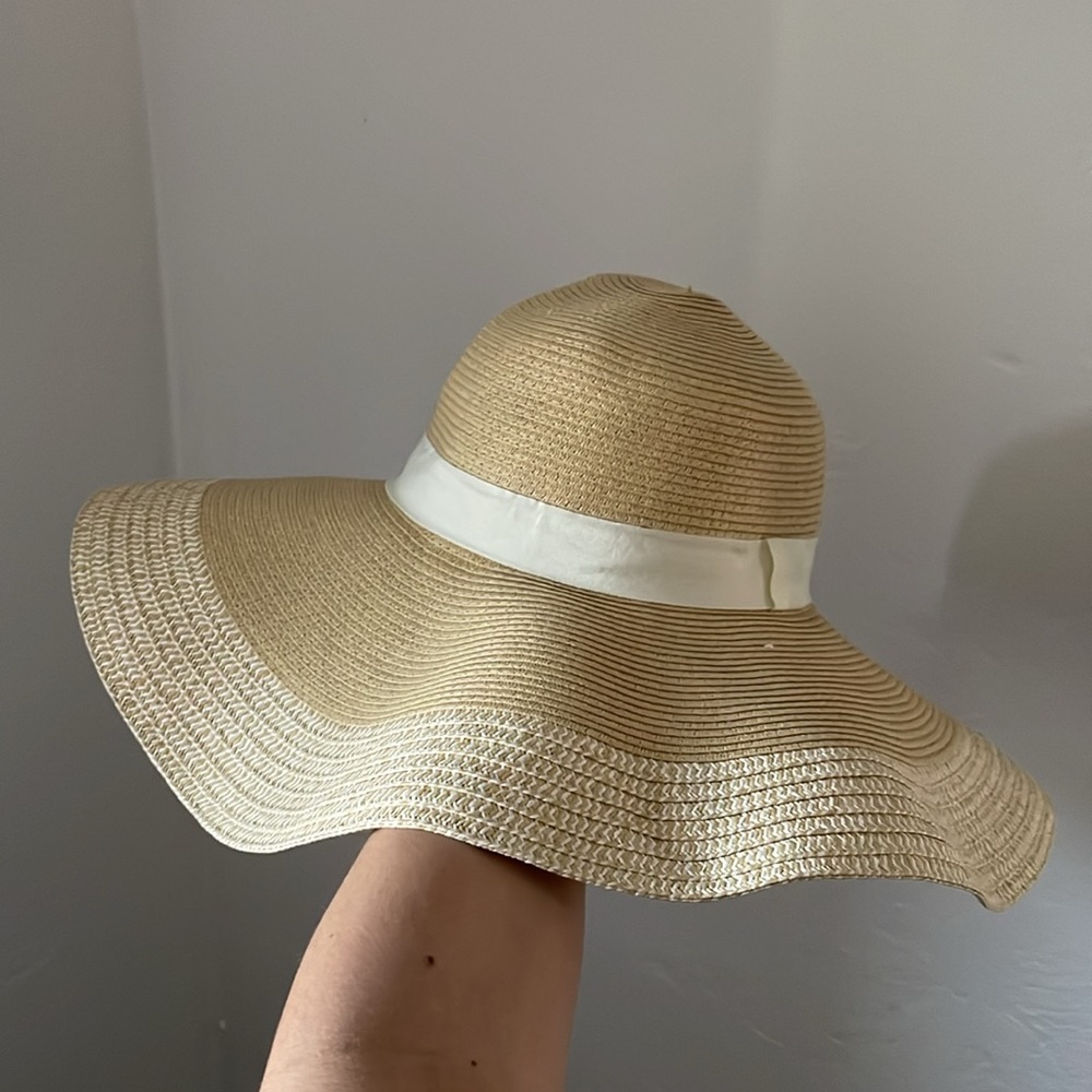 Floppy neutral woven beach hat
